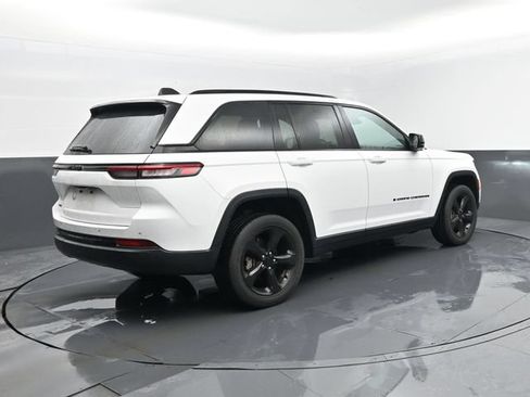 Used 2023 Jeep Grand Cherokee Altitude AWD/4WD image 23
