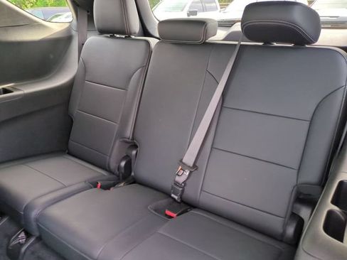 Used 2025 Chevrolet Traverse LT FWD image 16
