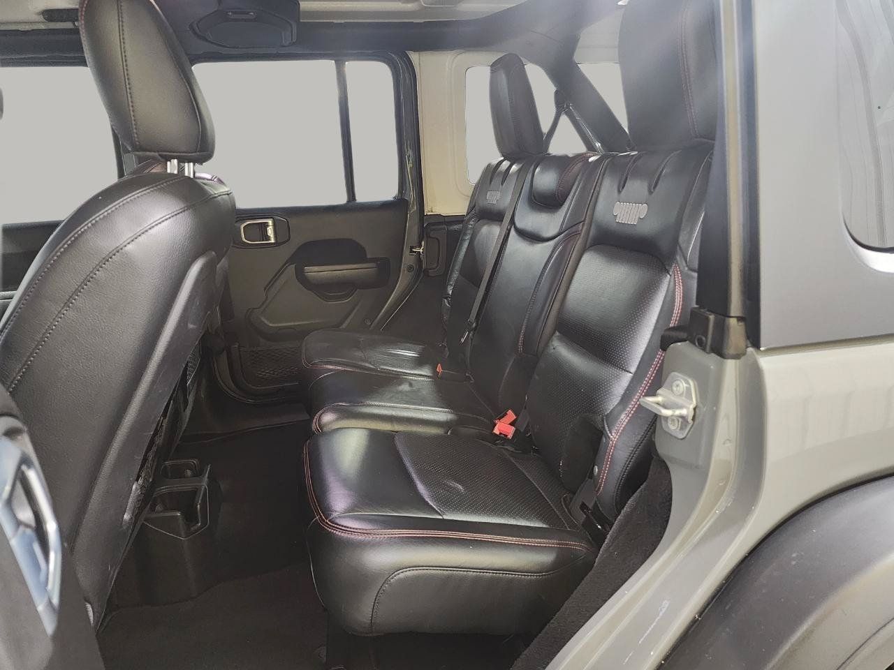 Used 2021 Jeep Wrangler Unlimited Rubicon w/ Cold Weather Group AWD/4WD image 17