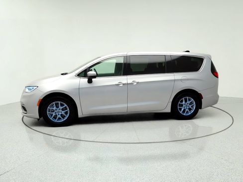 Used 2023 Chrysler Pacifica Touring-L FWD image 3