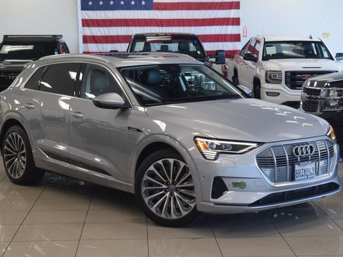 Used 2019 Audi e-tron Prestige w/ Prestige Package AWD/4WD image 2