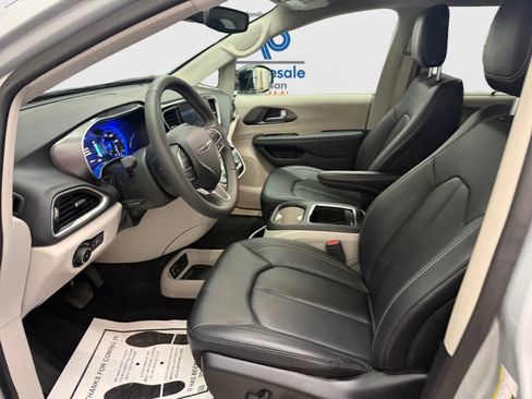 Used 2024 Chrysler Pacifica Touring-L image 8