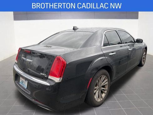 Used 2016 Chrysler 300 C image 7