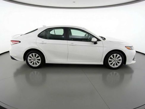 Used 2020 Toyota Camry LE image 5