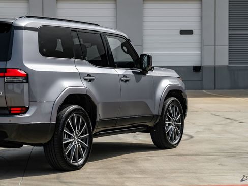 Used 2025 Lexus GX 550 w/ Accessory Package (Z1) image 16