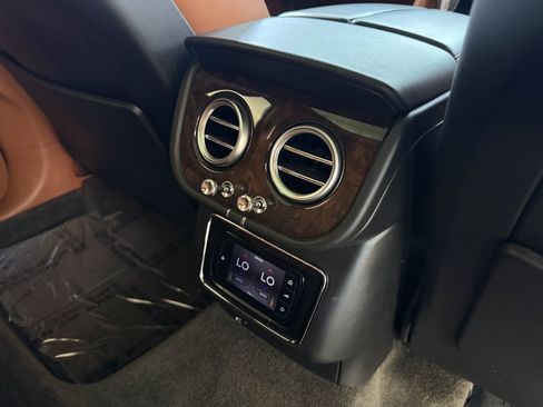 Used 2017 Bentley Bentayga AWD/4WD image 21