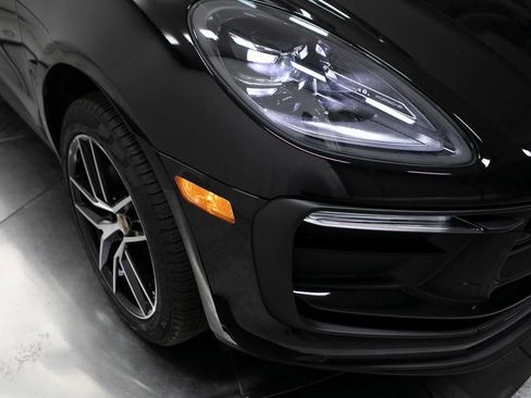 Certified 2025 Porsche Macan image 12