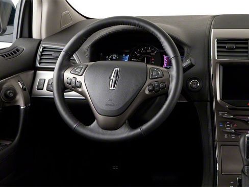 Used 2013 Lincoln MKX FWD image 6