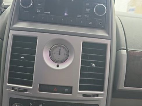 Used 2010 Chrysler Town & Country Touring image 19