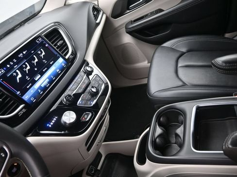 Used 2024 Chrysler Pacifica Touring-L FWD image 19