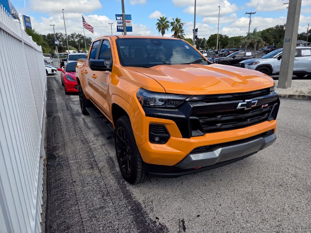 Used 2025 Chevrolet Colorado Z71 w/ Technology Package AWD/4WD image 4