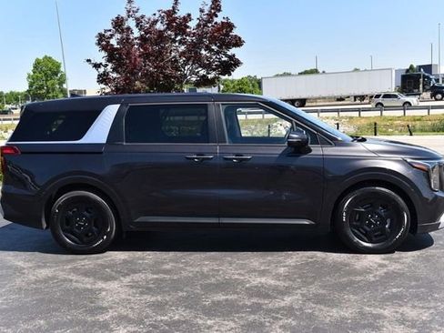 Used 2025 Kia Carnival FWD image 5