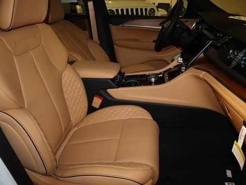 New 2022 Jeep Grand Cherokee Summit image 21