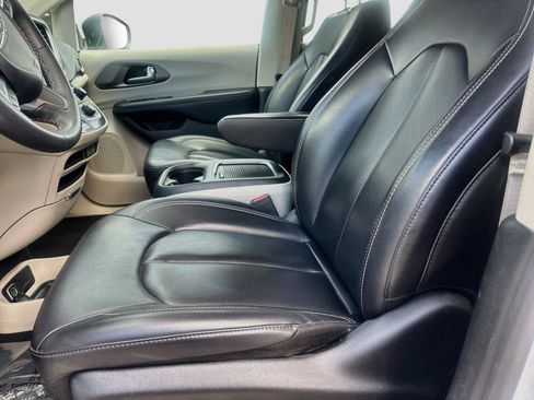 Used 2023 Chrysler Pacifica Touring-L FWD image 19