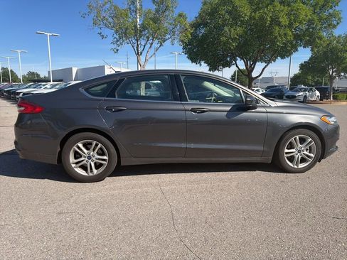Used 2018 Ford Fusion SE w/ Fusion SE Technology Package image 6