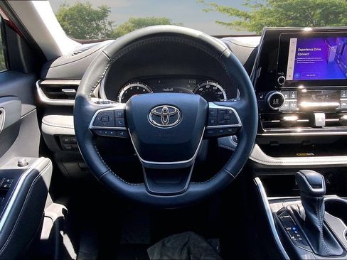 Used 2023 Toyota Highlander XLE AWD/4WD image 8