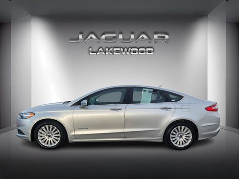 Used 2016 Ford Fusion SE image 2