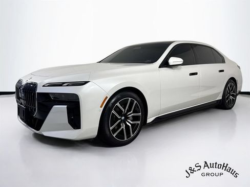 Used 2024 BMW i7 xDrive60 AWD/4WD image 3