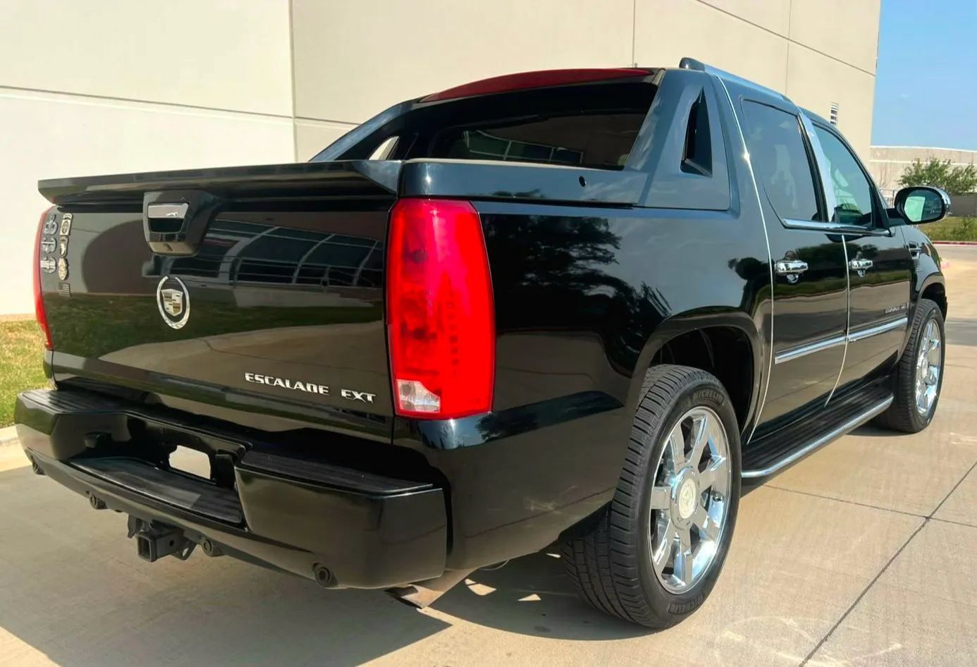 Used 2007 Cadillac Escalade EXT w/ Information Package AWD/4WD image 7