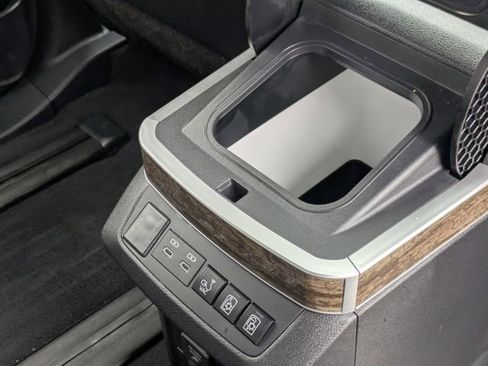 Used 2025 Toyota Sienna Platinum image 32