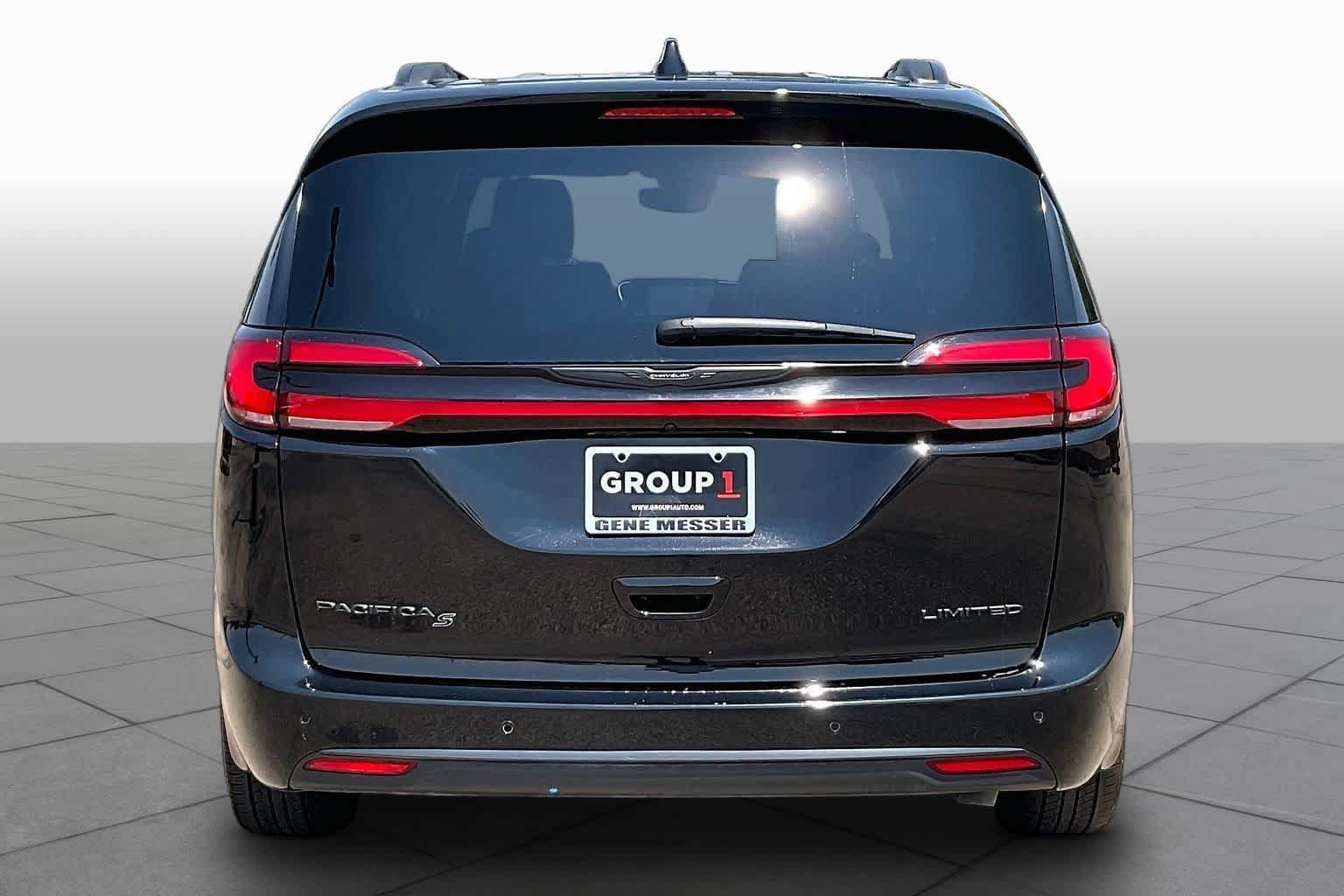 Used 2025 Chrysler Pacifica Limited FWD image 5