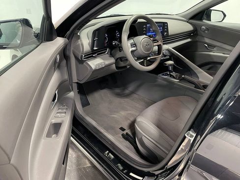 Used 2021 Hyundai Elantra SE image 17