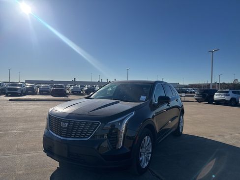 Used 2021 Cadillac XT4 Luxury w/ Cold Weather Package image 8