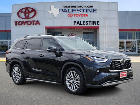 Used 2024 Toyota Highlander Platinum FWD image 1