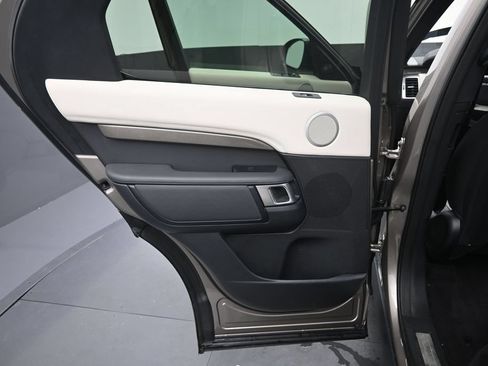 Used 2021 Land Rover Discovery HSE R-Dynamic AWD/4WD image 18