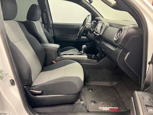 Used 2022 Toyota Tacoma TRD Off-Road w/ Technology Package image 13