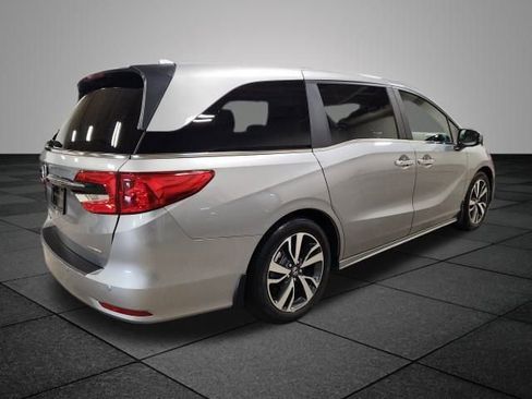 Used 2024 Honda Odyssey Touring image 3