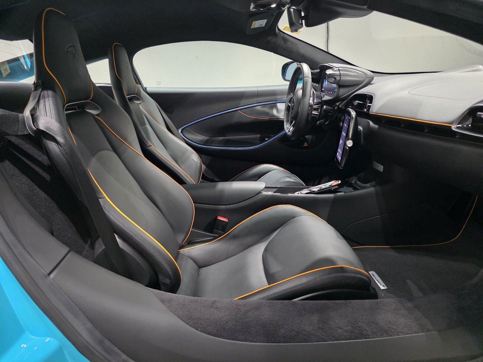 Used 2025 McLaren Artura RWD image 16