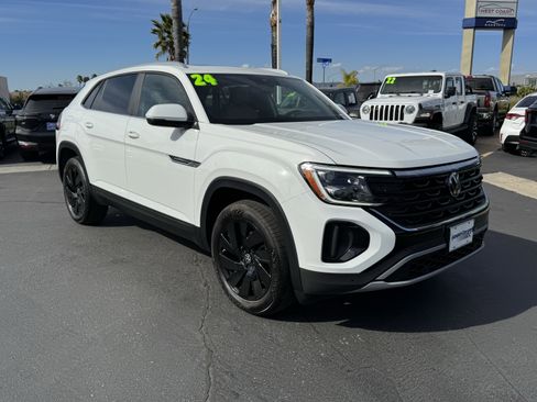 Used 2024 Volkswagen Atlas Cross Sport SE w/ Panoramic Sunroof Package image 2