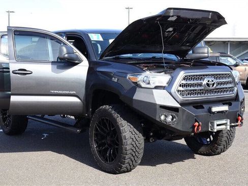 Used 2017 Toyota Tacoma TRD Off-Road w/ Tow Package AWD/4WD image 35