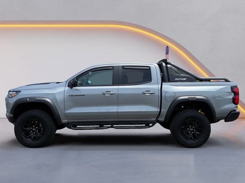 Used 2025 Chevrolet Colorado ZR2 w/ Midnight Edition AWD/4WD image 6