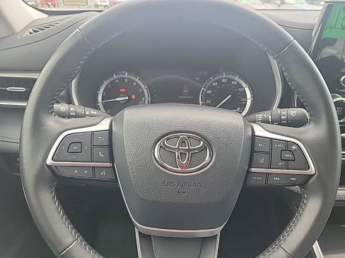 Used 2022 Toyota Highlander XLE image 17