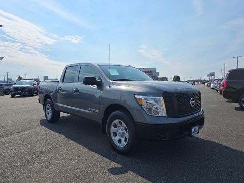 Used 2019 Nissan Titan S image 1