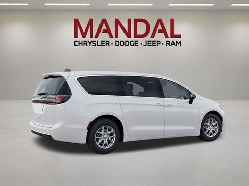 New 2027 Chrysler Pacifica Select FWD image 4