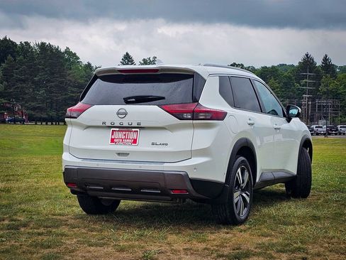 Used 2024 Nissan Rogue SL AWD/4WD image 3