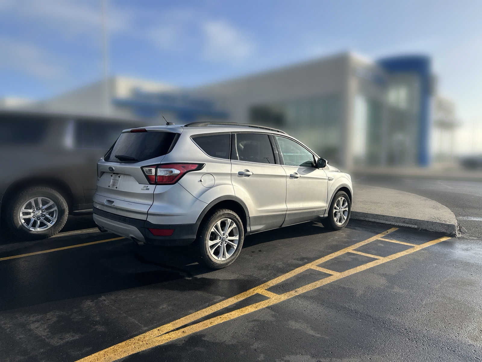 Used 2017 Ford Escape SE w/ Equipment Group 201A AWD/4WD image 3