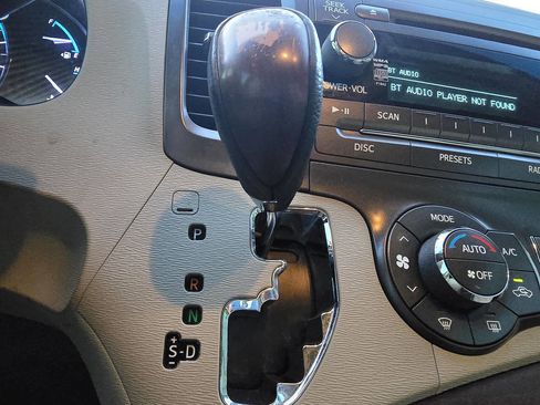 Used 2013 Toyota Sienna XLE image 33