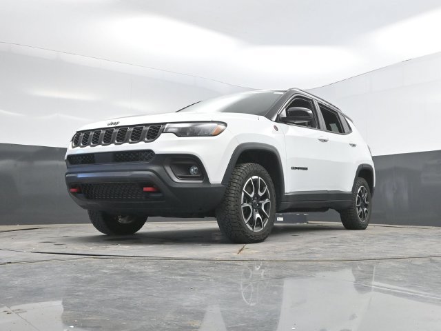 Used 2025 Jeep Compass Trailhawk AWD/4WD image 46
