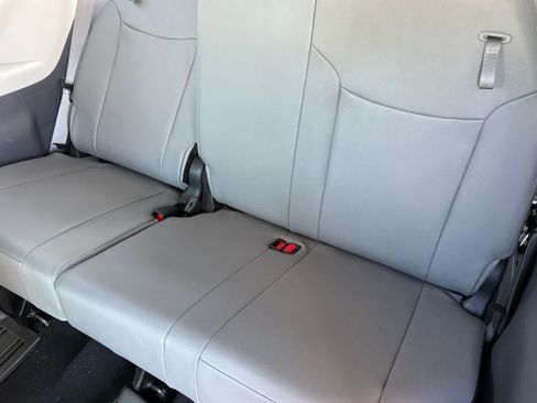 Used 2024 Toyota Sienna XLE FWD image 9