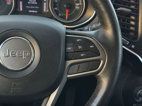 Used 2019 Jeep Cherokee Latitude Plus AWD/4WD image 17