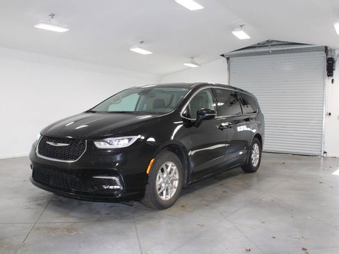 Used 2024 Chrysler Pacifica Touring-L image 4
