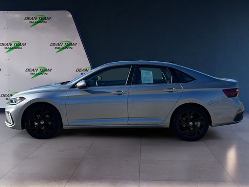 Certified 2025 Volkswagen Jetta SE w/ Sunroof Package image 4