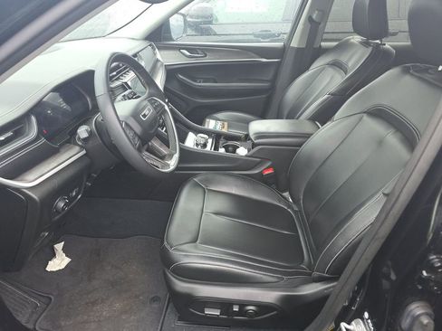 Used 2023 Jeep Grand Cherokee Limited w/ Black Appearance Package image 3