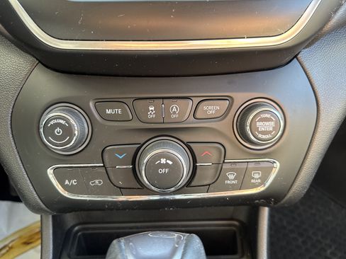 Used 2020 Jeep Cherokee Latitude Plus w/ Cold Weather Group AWD/4WD image 15
