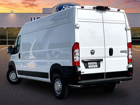 Used 2025 RAM ProMaster 2500 w/ Convenience Group FWD image 2