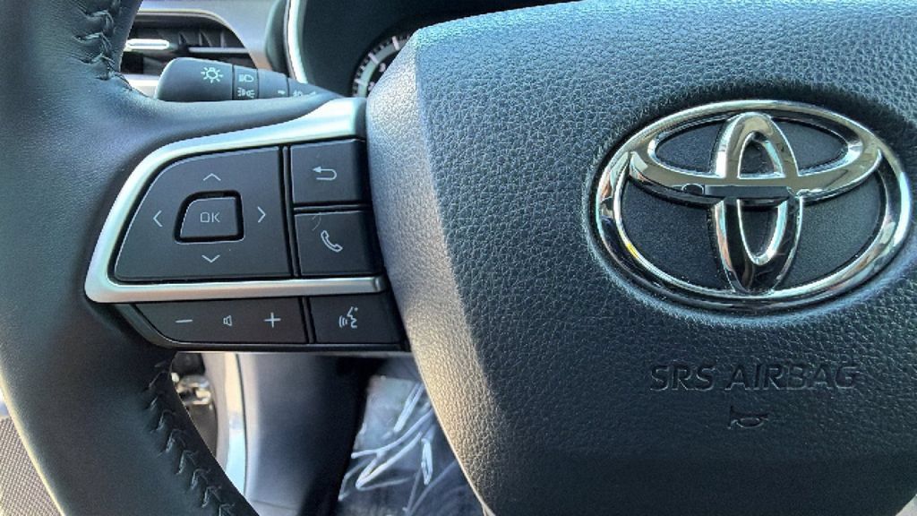 Used 2022 Toyota Highlander XLE AWD/4WD image 19